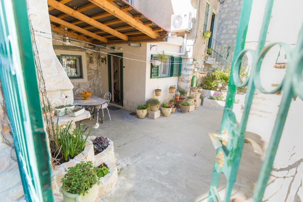 Apartment Antica With Yard & Bbq สปลิท ภายนอก รูปภาพ